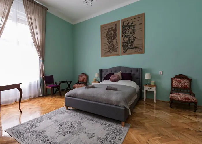 Eclectic Deluxe&Spacious 2BR Apt in Center
