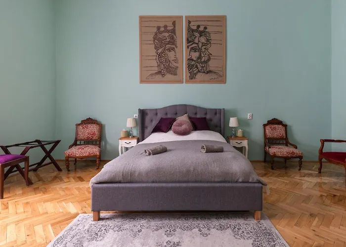 Eclectic Deluxe&Spacious 2BR Apt in Center